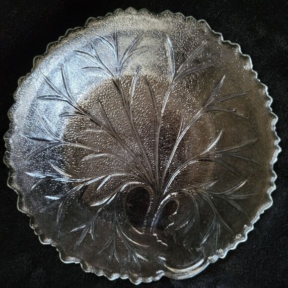 Vintage Indiana Pebble Clear Glass Cabbage Leaf Plate 8 1/2" Vintage Salad Plate - Picture 3 of 3